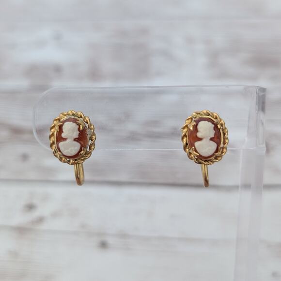 Vintage Jewelry - Vintage Screw Back Earrings 0.5" Dainty Cameo Style Red & Cream